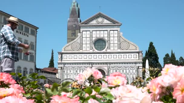 市内地図で観光客を笑顔サンタ マリア ノヴェッラ教会を訪問 フィレンツェ イタリア 幸せな男はトスカーナの最高の場所に 男の子の建物を訪問旅 フィレンツェの観光 イタリアツアーを見なければなりません — ストック動画