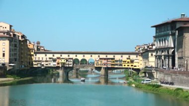 Antik Ponte Vecchio, Arno Nehri üzerinde Floransa, Toskana, İtalya 'da inşa edilmiş eski bir ortaçağ köprüsü. Firenze 'de turizm, geziler, İtalyan bayramı, Toscana Bölgesi' nde görülmeli.