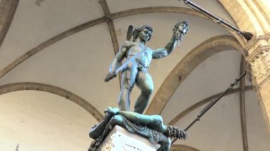 Ünlü Perseo ve Medusa heykelleri Loggia Dei Lanzi, Florence, Tuscany, İtalya önünde Cellini tarafından yapılmıştır. İtalya 'da yapılacak işler, ziyaret edilecek en iyi yer, Firenze gezisi, turizm beldesi.