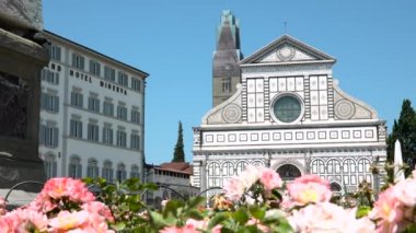 Eski Santa Maria Novella Kilisesi cephesi, Floransa 'da gotik, Toskana, İtalya. Firenze 'deki turizm merkezi, en iyi manzara manzarası, en çok izlenen İtalyan bayramı Toscana Bölgesi' nde görülmeli.