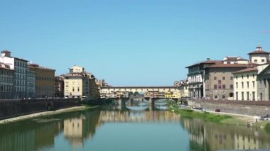 İtalya 'nın Floransa kentinde Ponte Vecchio' yu ziyaret eden gülen bir turist. Mutlu kadın Toskana 'nın en iyi yerine gidiyor, neşeli kız binaları ziyaret ediyor. Firenze 'yi görmeliyim, İtalyan turnesini.