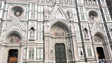 Floransa, İtalya, Temmuz 2018 - Giotto 'nun çan kulesi ve insanlarıyla ünlü Santa Maria del Fiore Katedrali' ni ziyaret eden turist. Yapacak işler, İtalyan eğlencesi, Toskana turizm beldesi