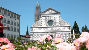 Santa Maria Novella kilisesini, Floransa 'yı, İtalya' yı ziyaret eden gülümseyen bir turist. Mutlu kadın Toskana 'nın en iyi yerine gidiyor, kız binaları ziyaret ediyor. Firenze 'yi görmeliyim, İtalyan turnesini.