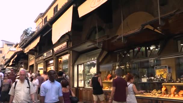 Florence Italy July 2018 Tourists Jewelry Shops Ponte Vecchio Old — Stock Video