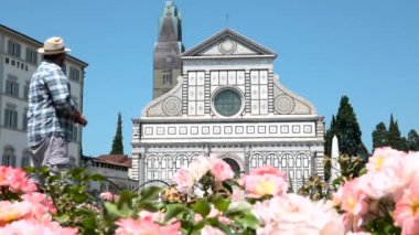 Gülümseyen adam Santa Maria Novella kilisesi önünde selfie çekiyor, Floransa, İtalya. Mutlu insanlar Toskana 'nın en iyi yerine seyahat ediyor, neşeli erkek turist Firenze' yi ziyaret ediyor, bayramların hatıra fotoğrafı.