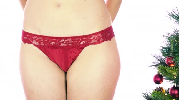 穿着内衣裤测量臀部的女人在圣诞假期超重了 女孩用量尺检查臀部 肥胖的大腿和体重控制 女性的身体护理和苗条的概念 — 图库视频影像