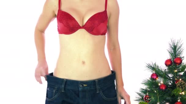 Magra Donna Reggiseno Rosso Che Mostra Pantaloni Grandi Medicina Integratori — Video Stock