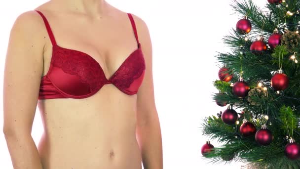 Kırmızı Sutyenli Kadın Noel Ağacının Yanında Tartıya Sarılıyor Kış Tatillerinde — Stok video