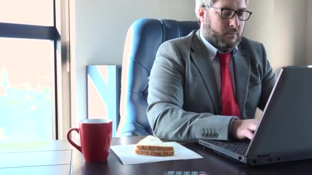 Απασχολημένος Μάνατζερ Που Δουλεύει Γρήγορα Στο Γραφείο Και Τρώει Σάντουιτς — Αρχείο Βίντεο