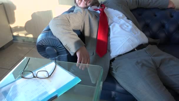 Dozing Milieu Trentaine Homme Affaires Relaxant Sur Lieu Travail Travail — Video