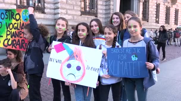 Μιλάνο Ιταλία Μαρτίου 2019 Χαμογελαστά Παιδιά Πανό Παγκόσμια Απεργία Για — Αρχείο Βίντεο