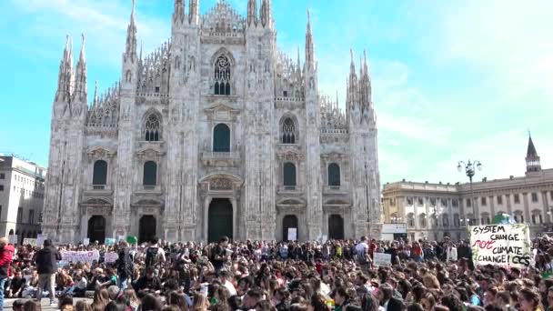 ミラノ イタリア 2019年3月15日 将来のための世界的なストライキでの人々のデモンストレーション ピケの兆候で学校をスキップする学生の群衆 KlimatetのためのSkolstrejk 次世代の地球規模の気候変動運動 — ストック動画