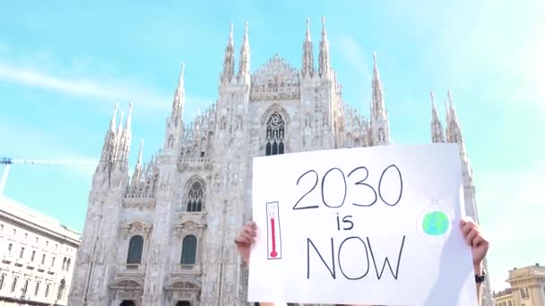 意大利米兰 2019年3月15日 抗议标志着第一次全球气候日罢工 多摩建筑 大教堂广场 星期五为未来的生态运动 海报环境活动 2030是现在 — 图库视频影像