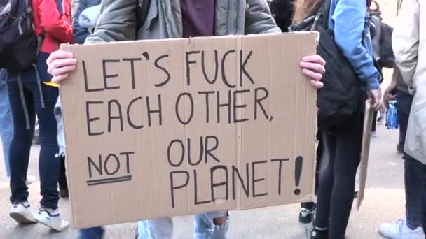 抗議者の署名 気候の日 ミラノ イタリアのための第1回世界的なストライキ 未来の生態系運動 公害防止 プラカード環境活動のための金曜日 お互いをファックしよう私たちの惑星ではない — ストック動画