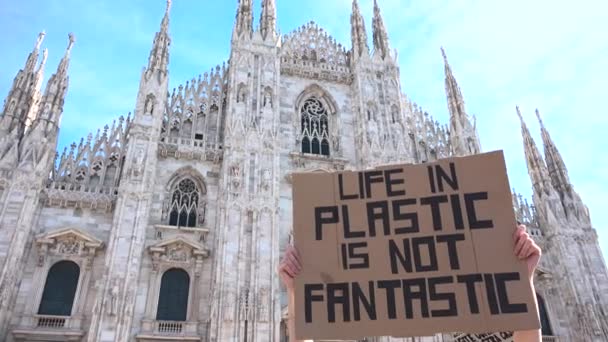 気候の日のための第一世界的なストライキ ドゥオーモの建物 大聖堂広場 ミラノ イタリアに署名します 将来の生態系の動きのための金曜日 プラカード環境活動 プラスチックの生活は幻想的ではありません — ストック動画