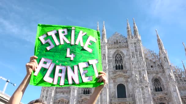 Пикет Знак Глобальной Забастовки День Климата Здание Дуомо Соборная Площадь — стоковое видео