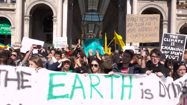 Milaan Italië Maart 2019 Studenten Spijbelen Van School Met Piketborden — Stockvideo