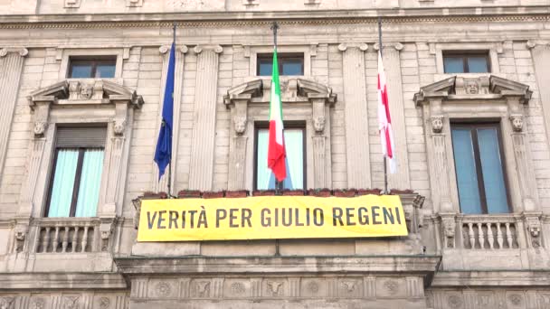 Милан Италия Знамя Amnesty International Джулио Реджени Итальянского Студента Убитого — стоковое видео