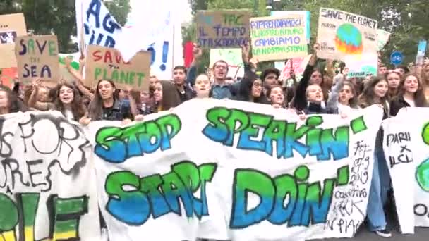 ミラノ イタリア 9月27 2019気候のための世界的なストライキに抗議する学生の合唱 デモのポスターを持つ学生 未来のための金曜日の群衆 生態パレードで一緒にピッカー — ストック動画