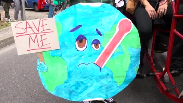 ミラノ イタリア 2019年9月27日気候変動のための世界的なストライキのための病気の惑星の抗議サイン 将来のための金曜日の悲しい地球 Greta Thunberg環境運動の病気の地球のポスター — ストック動画