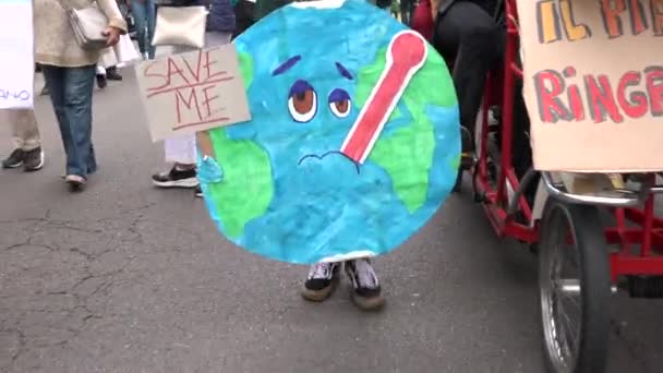 ミラノ イタリア 2019年9月27日気候変動のための地球規模のストライキ 将来のデモのための金曜日の悲しい地球で歩く病気の地球の小便記号 グレタ トゥンバーグ運動の病気の惑星のポスター — ストック動画