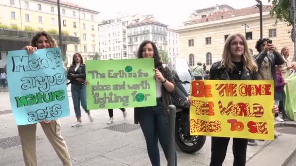Milan Olaszország Szeptember 2019 Gyönyörű Lányok Tüntetnek Globális Éghajlati Sztrájkon — Stock videók