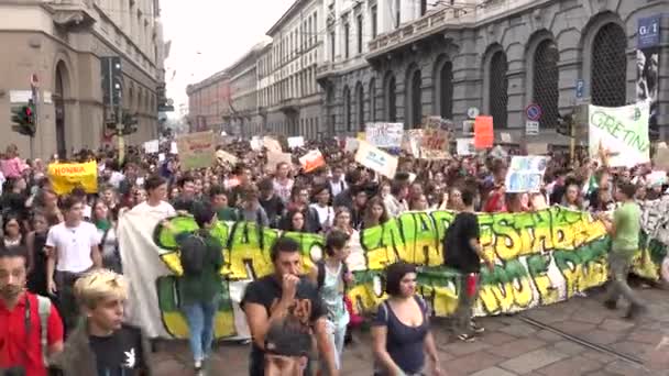 ミラノ イタリア 2019年9月27日デモのポスターを手にした若者 金曜日の未来の集会の群衆 生態パレードのピッカー 緑の理想 気候変動に対する世界的なストライキに抗議する人々 — ストック動画