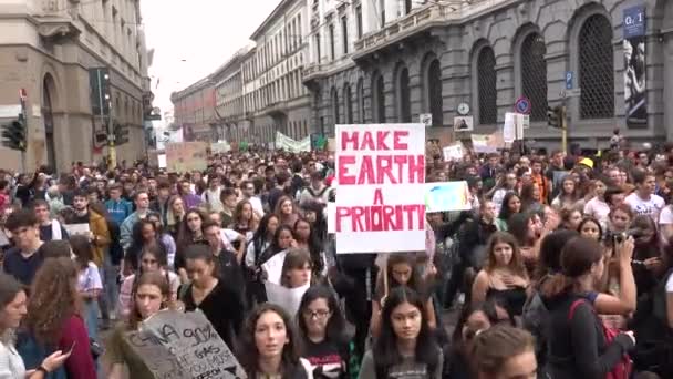 Милан Италия Сентября 2019 Молодые Люди Плакатами Сделать Землю Приоритностью — стоковое видео