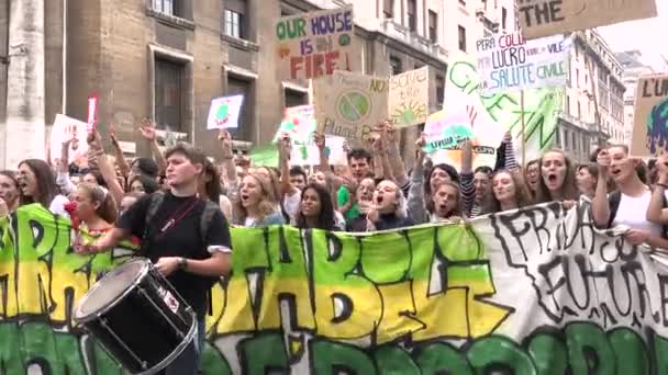 Milán Italia Septiembre 2019 Coro Jóvenes Protestando Huelga Global Por — Vídeos de Stock