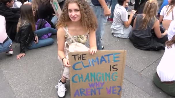 2019 아름다운 코카서스 소녀가 기후를 알리는 파업에 참가하였다 초록색 피켓사인있는 — 비디오
