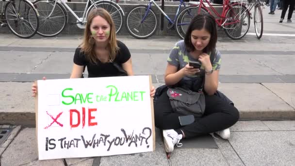 ミラノ イタリア 9月27 2019気候変動のための世界的なストライキでデモを行う環境保護主義者の女の子 Planet Die の看板のあるかわいい学生たち 金曜日の美しい女性たち — ストック動画