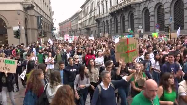 Milan Itálie Září 2019 Žáci Plakáty Demonstraci Dav Pátek Pro Stock Video