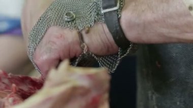 Kasap çelik keskin bir bıçak ile çalışan