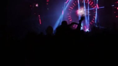 Parti insanlar bir konserde. Hayranları dans kaldırdı kollarını