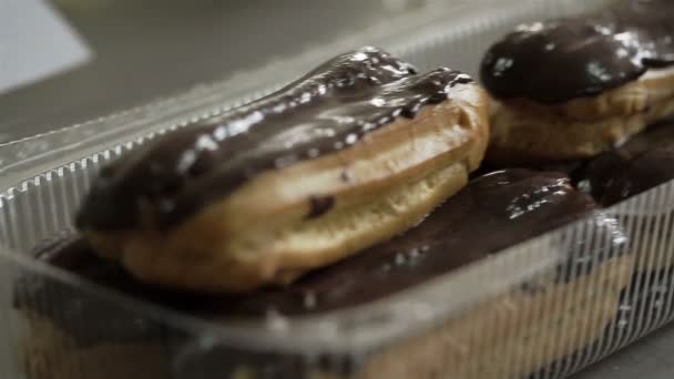 Close Up πυροβολισμό του ένα Eclair ζαχαροπλαστικής — Αρχείο Βίντεο
