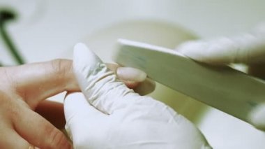 Closeup çivi Dosyalama manikür ustası. 4 k'dan fazla vurdu