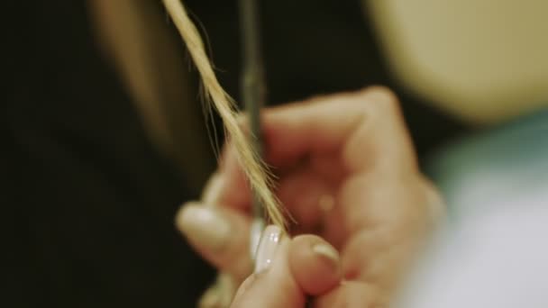 Proceso de corte de pelo Close-up — Vídeos de Stock