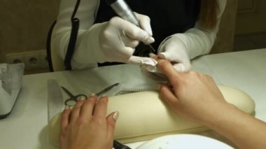 Manikür yordamı için hazırlanıyor