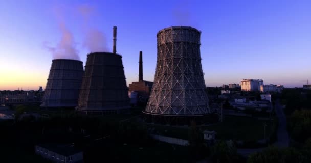 Torre de enfriamiento de la central nuclear. 4K — Vídeo de stock