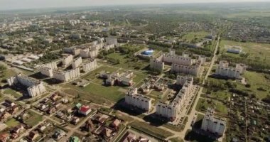 Temiz yeşil bölgeleri ve çok katlı binalar ile harika modern şehir merkezi bölümü