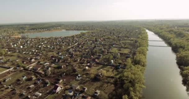 Вид з вершини села. Сільський, сільський пейзаж. Аерофотозйомка . — стокове відео