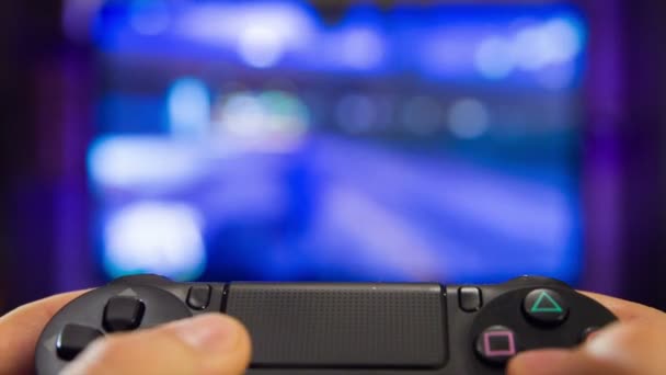 Il tizio sta giocando sul gamepad. Primo piano — Video Stock