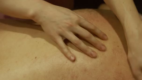 男子接受背部按摩 — 图库视频影像