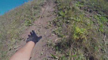 Atlet bir ip ile dağa tırmanıyor