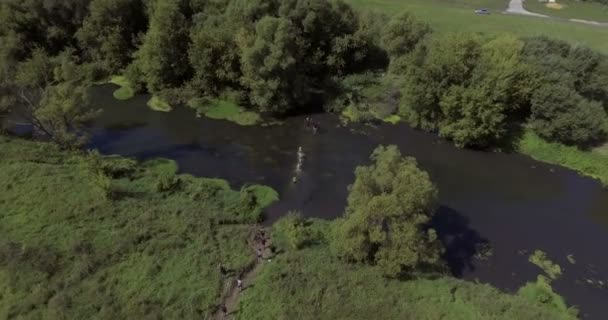 Corredores no rio em corrida de resistência. Imagens aéreas 4K — Vídeo de Stock