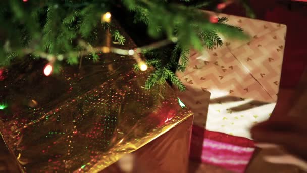 Cadeaus onder de kerstboom — Stockvideo