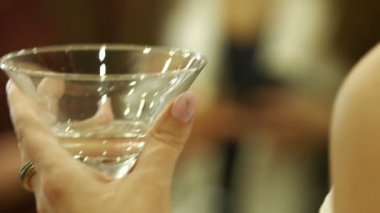 Alkol cam olan kadın