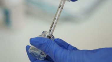Mezoterapi için ilaç enjektör içine alarak kadın güzellik uzmanı