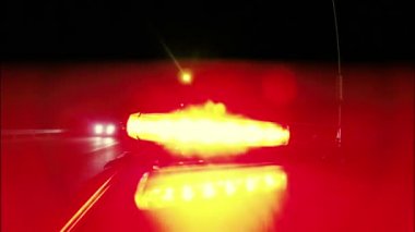 Gecenin bir vakti polis sireni. Çatıdan bak.