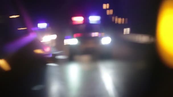 Полицейские огни мигают в боковом зеркале автомобиля — стоковое видео